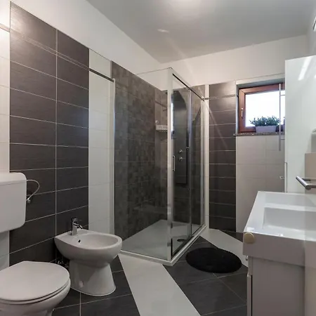 Hébergement de vacances Anavi Mit Privatem Pool Und Grossem Garten *