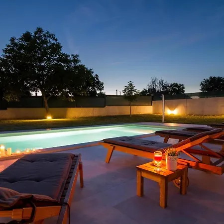 بيت للعطل Anavi Mit Privatem Pool Und Grossem Garten
