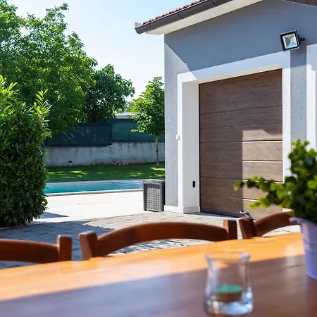Hébergement de vacances Anavi Mit Privatem Pool Und Grossem Garten *
