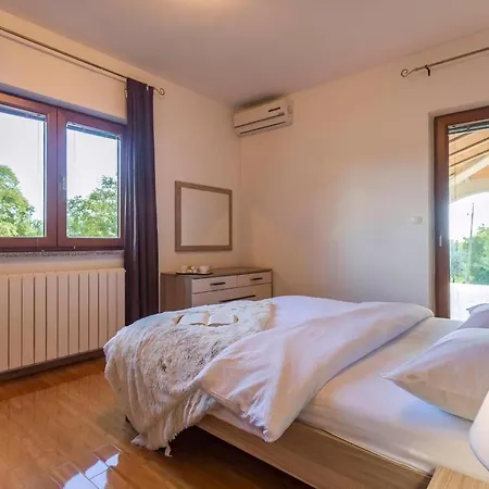 Anavi Mit Privatem Pool Und Grossem Garten Hébergement de vacances Barban