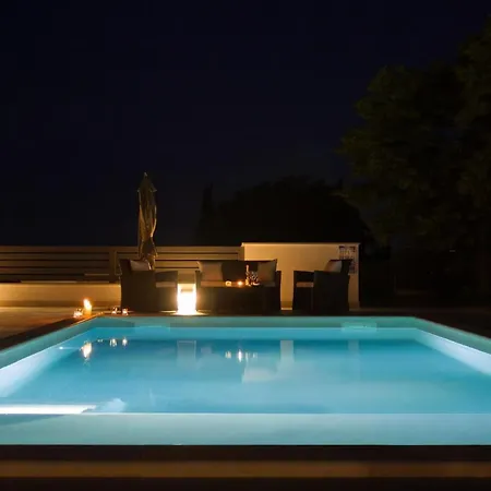Anavi Mit Privatem Pool Und Grossem Garten