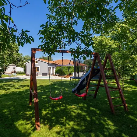 Anavi Mit Privatem Pool Und Grossem Garten Hébergement de vacances