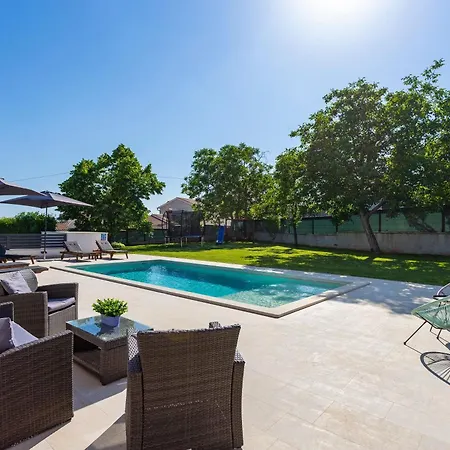 Anavi Mit Privatem Pool Und Grossem Garten Barban